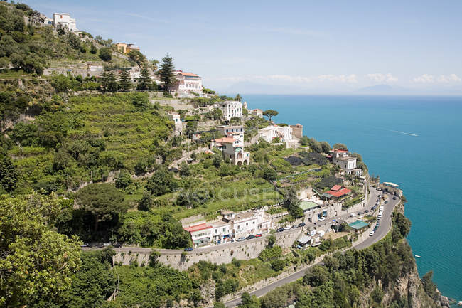 Veduta aerea della città sulla scogliera, Postiano, Italia — Foto stock