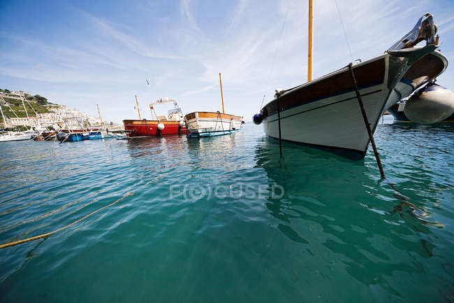 Гавань на об'єднаному узбережжі з причаленими човнами — стокове фото