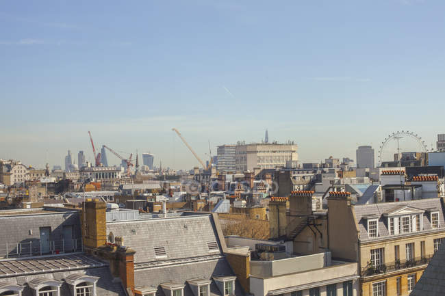 Vista de la ciudad con tejados - foto de stock