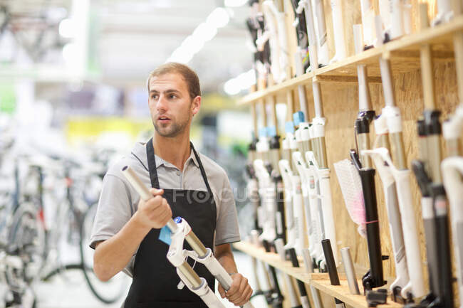 Trabajador en tienda de bicicletas - foto de stock