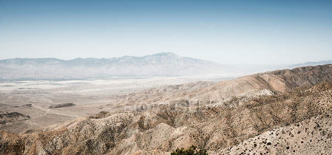Paysage rocheux aride sous le ciel bleu — Photo de stock