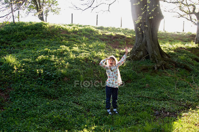 Feliz menina pequena jogando no campo — Fotografia de Stock