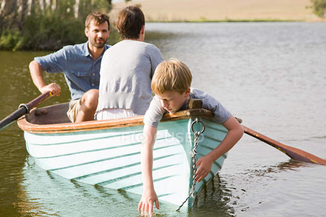 Famille avec bateau à rames — Photo de stock
