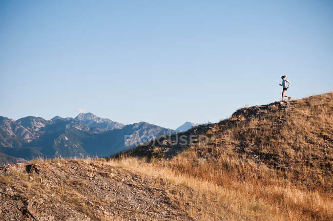 Frau läuft auf Feldweg — Stockfoto