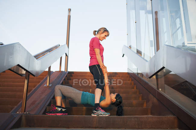 Zwei Frauen trainieren im Treppenhaus — Stockfoto