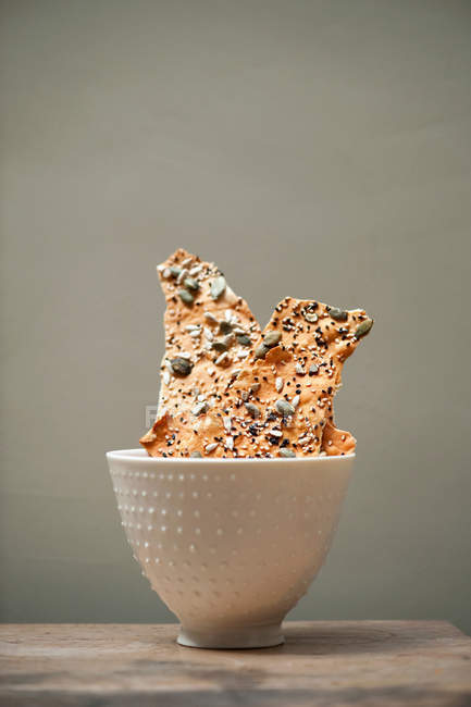 Cup of whole grain crackers — Stock Photo