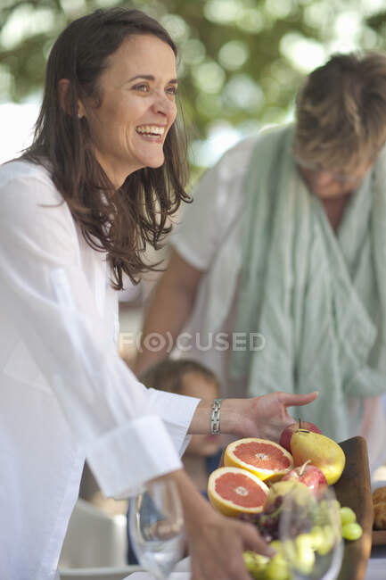 Donna che serve piatto di frutta — Foto stock