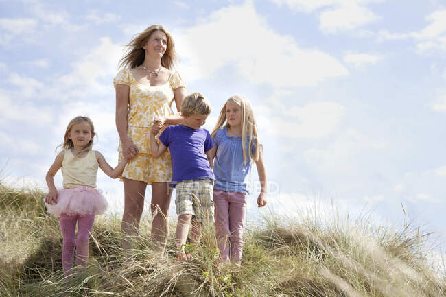 Mutter mit drei Kindern auf Dünen, Wales, Großbritannien — Stockfoto