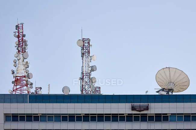Vista lejana de la torre de comunicación - foto de stock