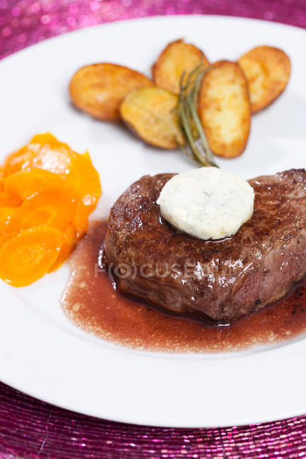 Plate of steak and vegetables — Stock Photo