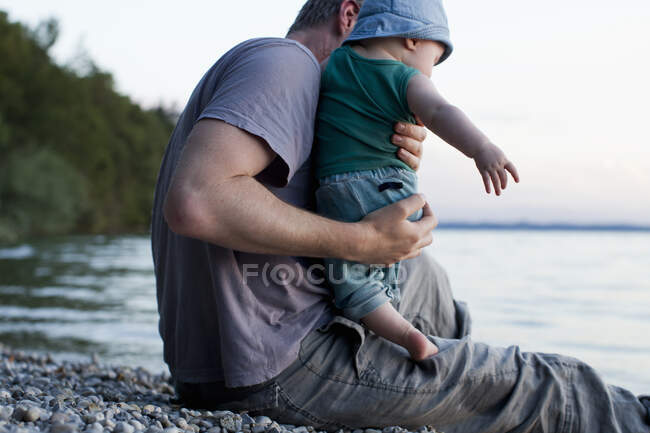 Padre con bambina in riva al lago — Foto stock