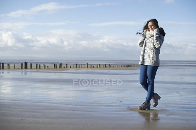 Молодая женщина на пляже, Брин Сэндс, Сомерсет, Англия — стоковое фото