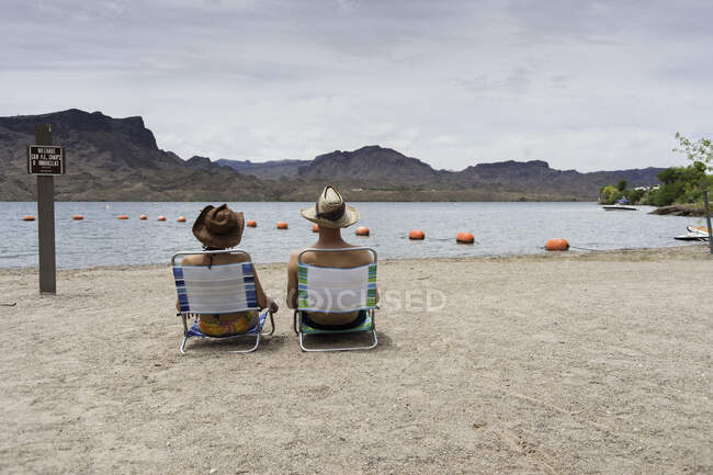 Couple assis sur des chaises longues, Lac Havasu, Arizona, USA — Photo de stock