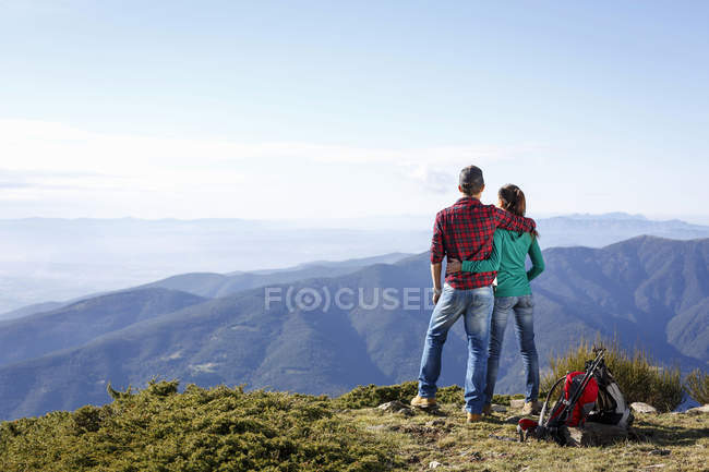 Escursionisti che godono della vista dalla collina, Montseny, Barcellona, Catalogna, Spagna — Foto stock