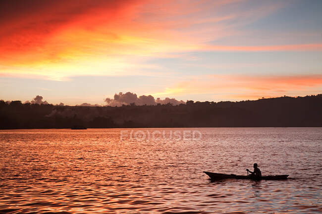 Coucher de soleil sur le bateau de pêche sur le lac toba indonesia — Photo de stock