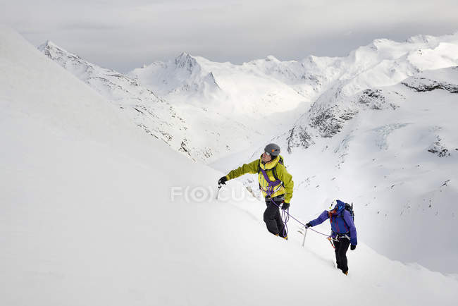 Mountaineers ascending snow-covered mountain, Saas Fee, Switzerland — Stock Photo