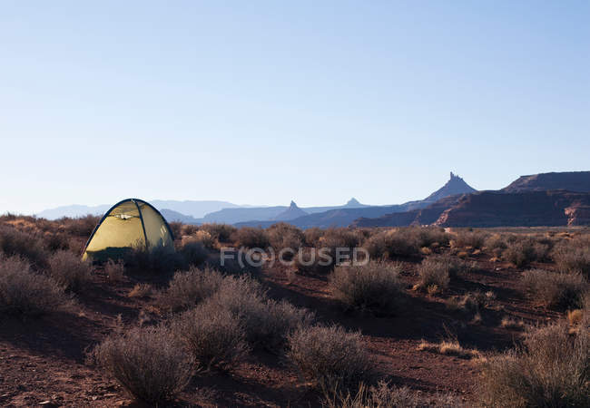 Vista lejana de la tienda en el campamento del desierto - foto de stock
