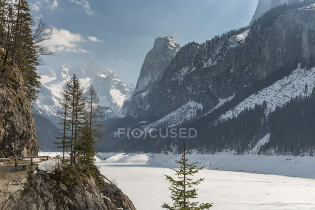 Vista del valle cubierto de nieve y las montañas - foto de stock