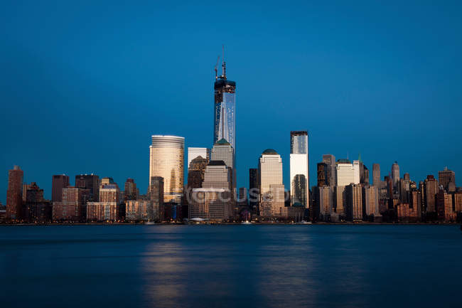 Skyline of Manhattan at nighttime — Stock Photo