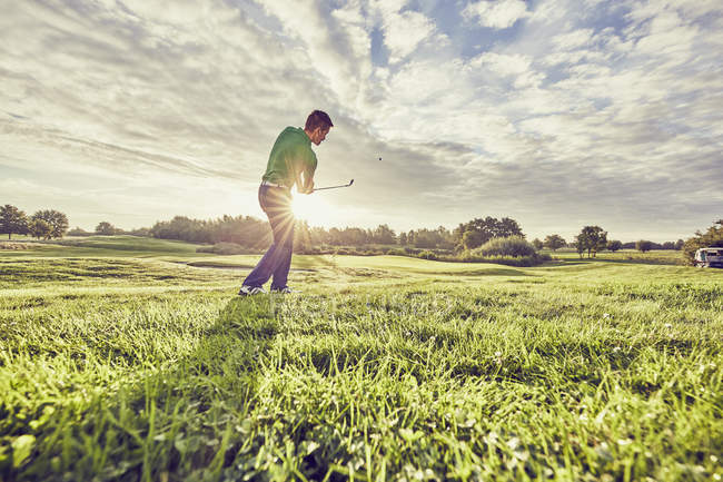 Гольфист, играющий в гольф на поле, Коробройх, Дюссельдорф, Германия — стоковое фото