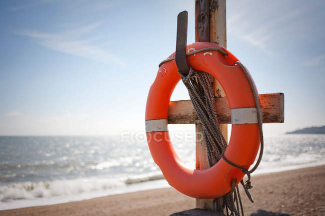 Anneau de sauvetage à côté de la plage — Photo de stock