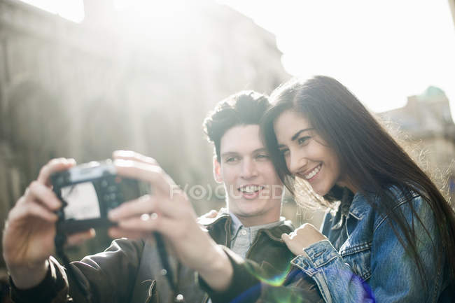 Giovane coppia fotografando se stessi — Foto stock