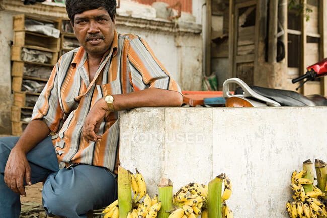 Hombre vendiendo plátanos en la India mysore - foto de stock