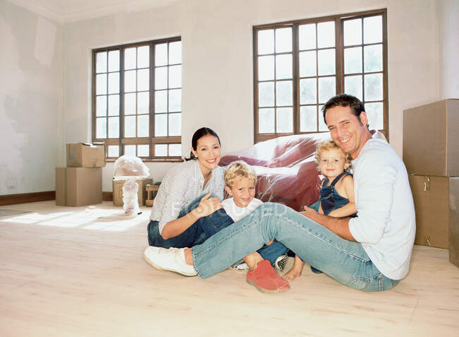 Famille heureuse dans une nouvelle maison — Photo de stock