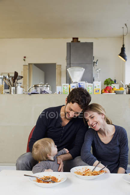 Família com a menina comendo espaguete refeição — Fotografia de Stock
