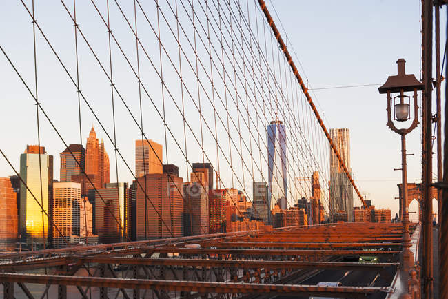 Linha do horizonte de Manhattan a partir de Brooklyn Bridge, Nova Iorque, EUA — Fotografia de Stock