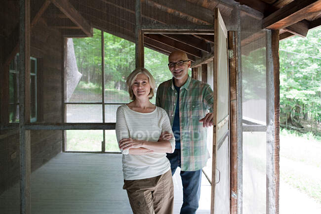 Reifes Paar auf dem ländlichen Rückzug — Stockfoto