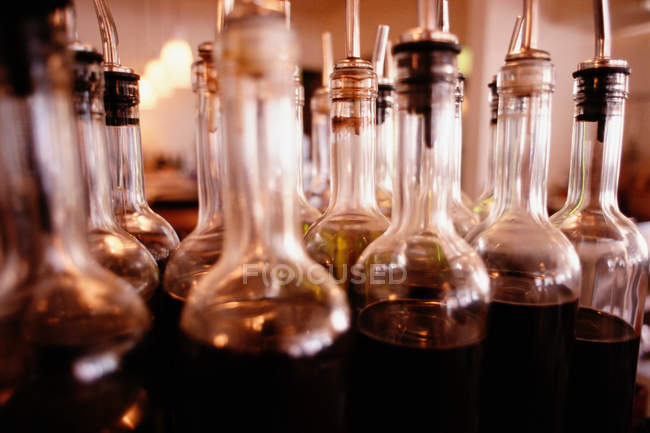 Gros plan des bouteilles de vinaigre sur la table — Photo de stock