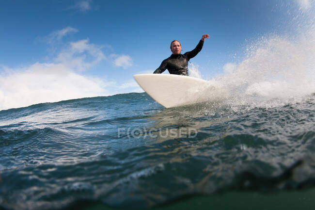 Surfer riding wave in ocean — Stock Photo