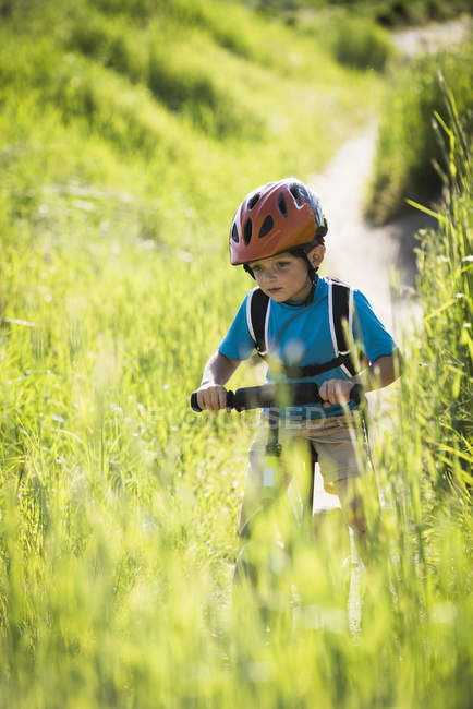 Petit garçon vélo dans le parc — Photo de stock