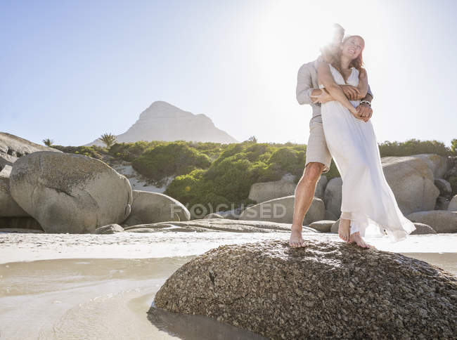 Ansicht des Paares, das auf Felsen steht und sich umarmt — Stockfoto