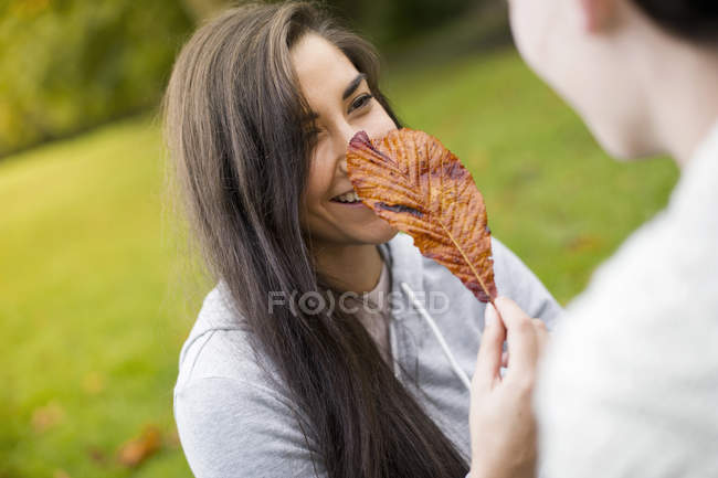 Young woman holding leaf — Stock Photo
