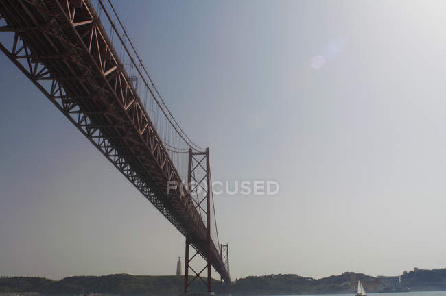 Niedrige Winkelaufnahme der 25 de abril Brücke — Stockfoto