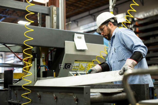 Arbeiter mit Maschinen in Metallfabrik — Stockfoto