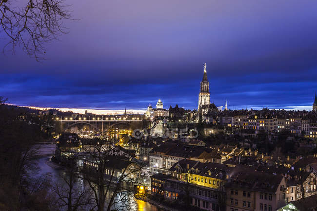 Berna cidade edifícios iluminados noite, Suíça — Fotografia de Stock