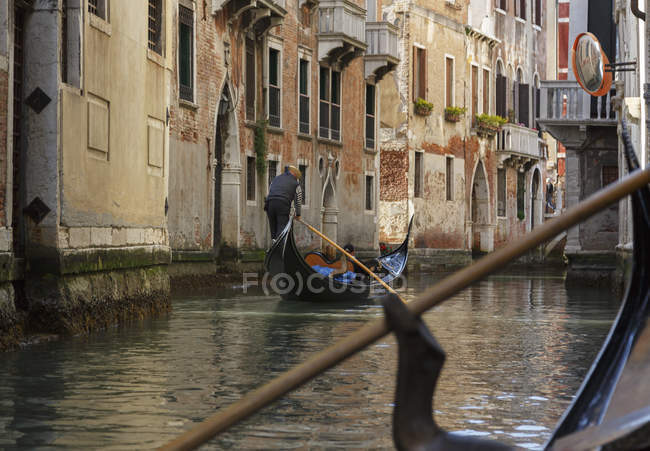 Góndolas en canal, Venecia, Véneto, Italia - foto de stock