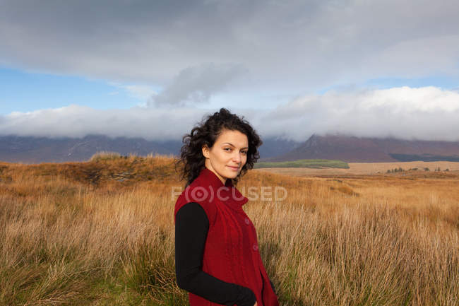 Mujer disfrutando del campo, Connemara, Irlanda - foto de stock