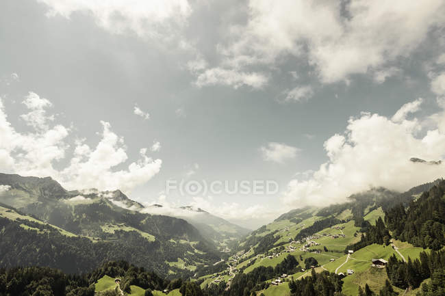 Aussichtsreiche Aussicht auf grüne Berge, Bayern, Deutschland — Stockfoto