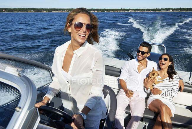 Jovens adultos em barco, Gavle, Suécia — Fotografia de Stock