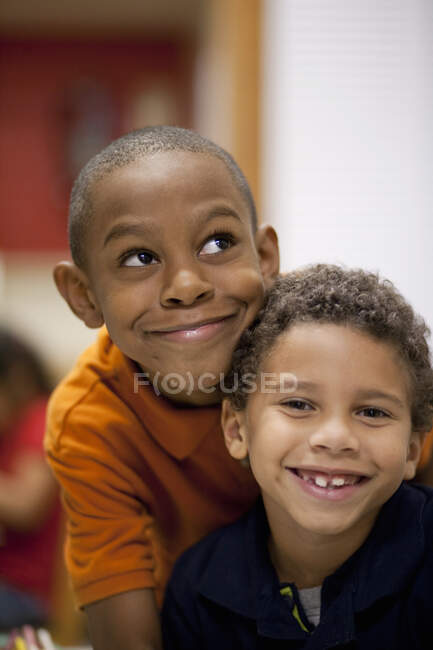 Meninos sorrindo na sala de aula — Fotografia de Stock