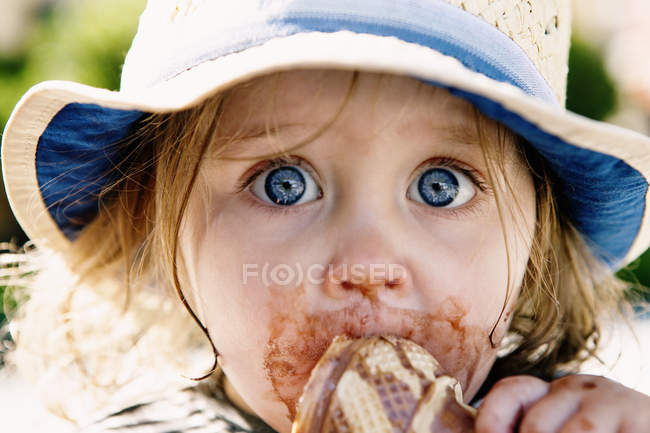 Little girl eating ice cream cone, close-up — Stock Photo