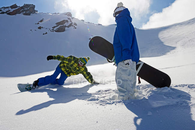 Сноубордисти на сніжному схилі — стокове фото