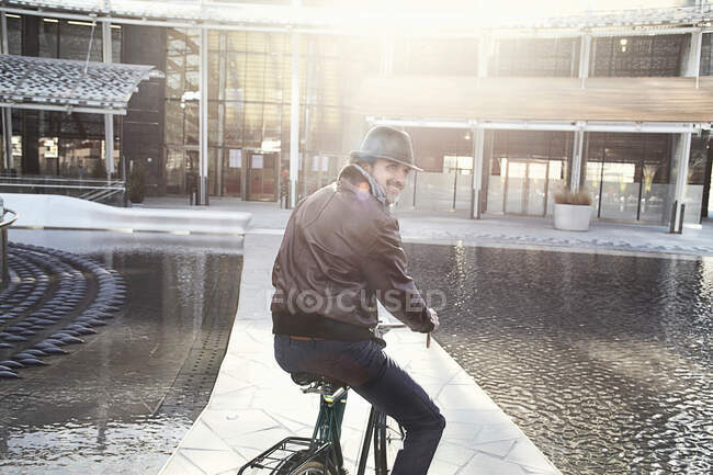 Чоловік середнього віку насолоджується їздою на велосипеді в місті — стокове фото