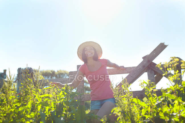 Uma menina subindo por cima de uma cerca — Fotografia de Stock