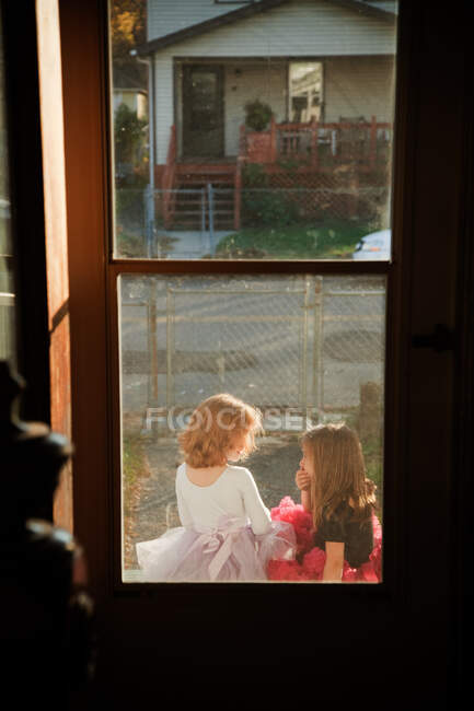Meninas sentadas juntas na varanda — Fotografia de Stock