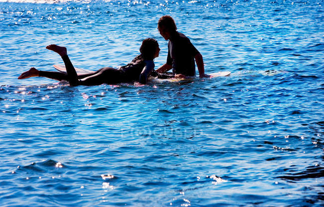 Couple sur planches de surf dans l'eau — Photo de stock